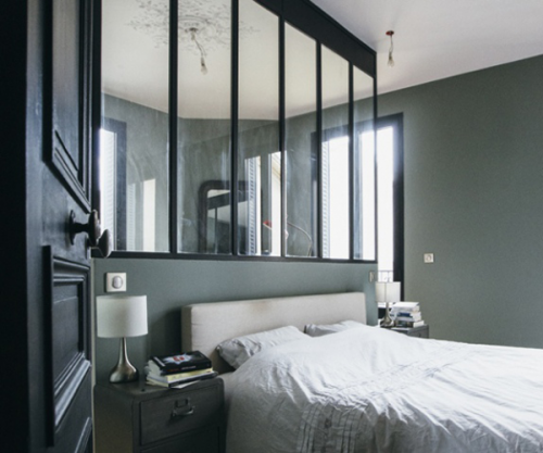 Verrière dans une chambre, au-dessus de la tête de lit