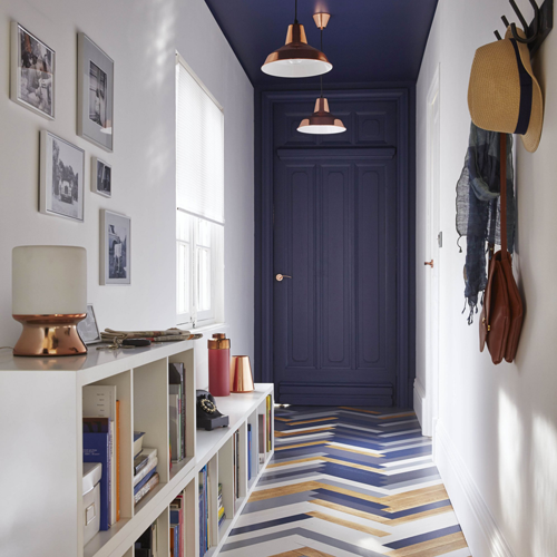 Plafond de couloir dans la couleur de la porte donnant un effet de profondeur