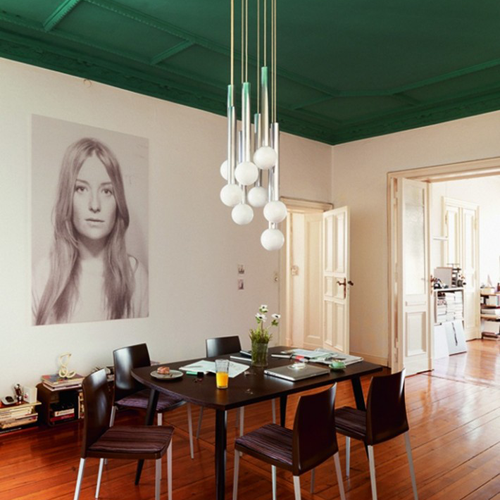 Plafond vert pour contraster avec des murs blancs