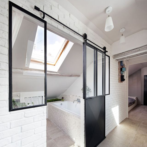Verrière coulissante pour une salle de bain lumineuse