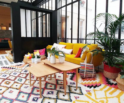 Verrière et tapis colorés