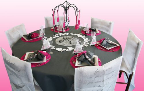 décoration de table gris et fuchsia