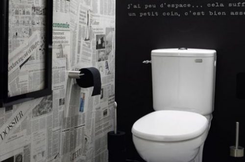Papier peint "papier journal" dans des wc