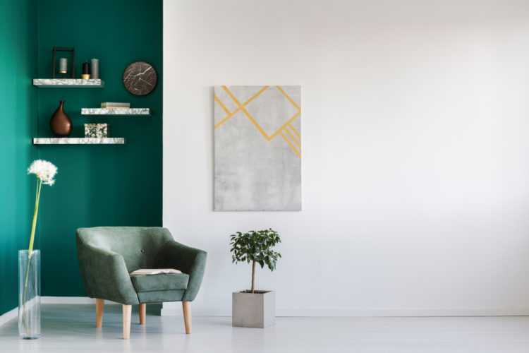 un espace détente délimité par deux murs de couleur dans le coin d'une pièce