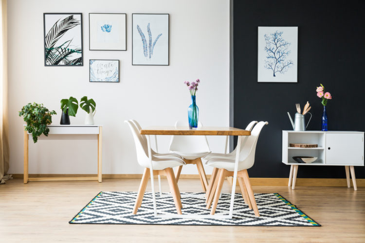 Un tapis sous une table pour séparer le salon de la salle à manger afin de créer deux espaces