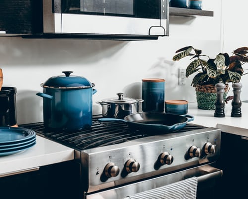 Casseroles couvertes sur une gazinière pour astuces pour économiser l'énergie