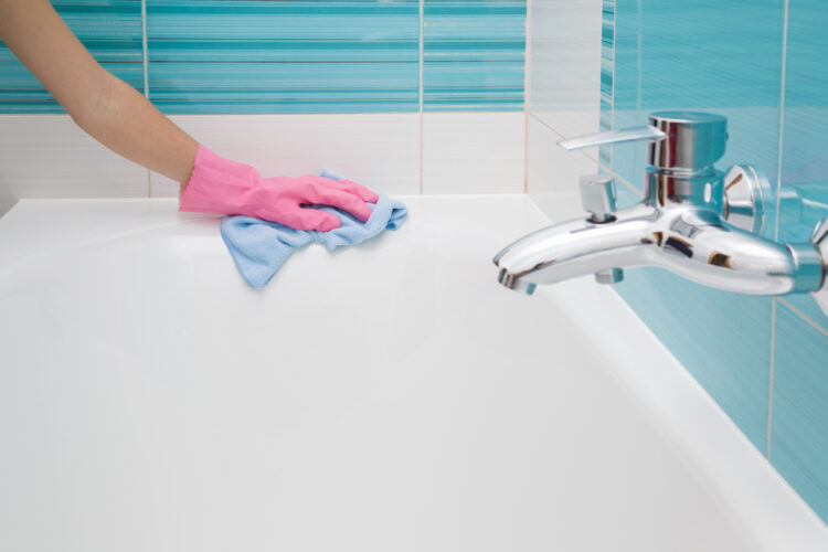 entretient les joints de silicones autour d'une baignoire