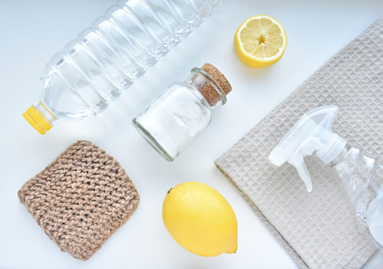 produits naturels comme le vinaigre et le citron pour entretenir les joints de silicones de la salle de bains