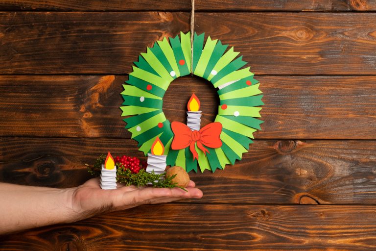 DIY : fabriquer une couronne de Noël en papier