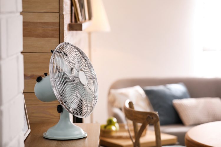 Un ventilateur dans un salon pour rafraîchir sa maison sans climatisation