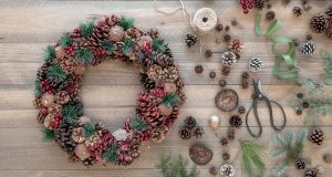 DIY économiques de noël avec une couronne de noël et des petites branches de sapin