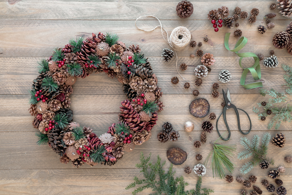 DIY économiques de noël avec une couronne de noël et des petites branches de sapin