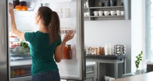 femme qui veut faire des économie avec son réfrigérateur