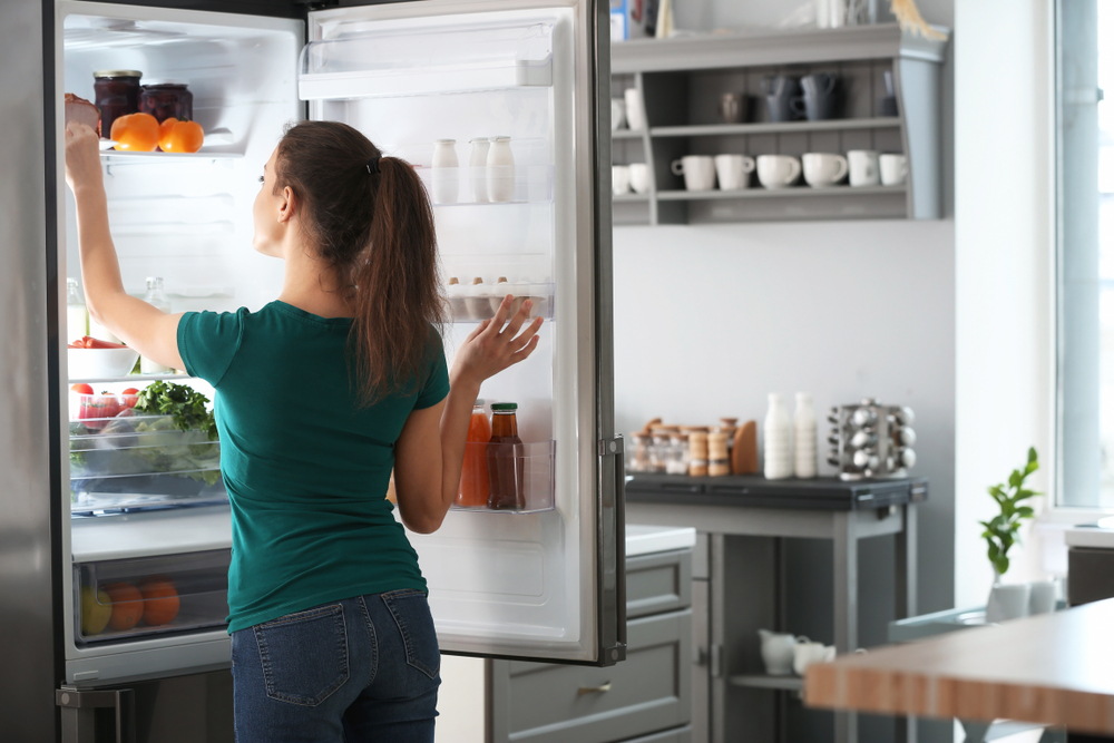 femme qui veut faire des économie avec son réfrigérateur