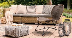 décorer une terrasse au printemps avec un canapé sur des planches en bois dans un jardin