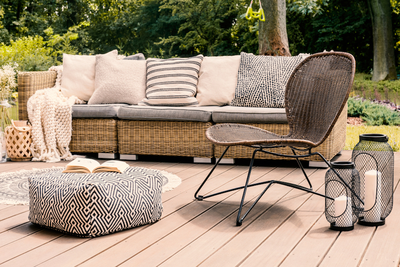 décorer une terrasse au printemps avec un canapé sur des planches en bois dans un jardin