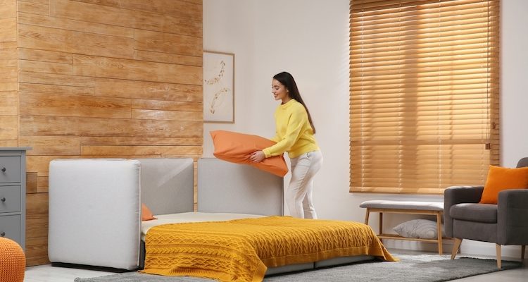 Chaises Depareillees Autour D Une Table